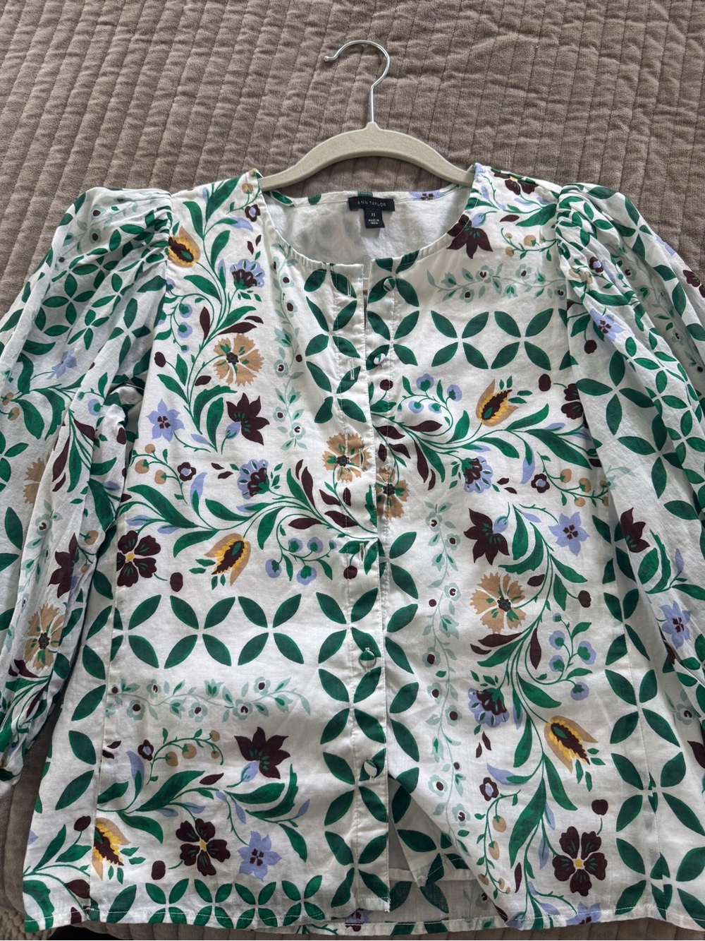 Ann Taylor White Floral Print Puff-Sleeve Blouse with Green Motif